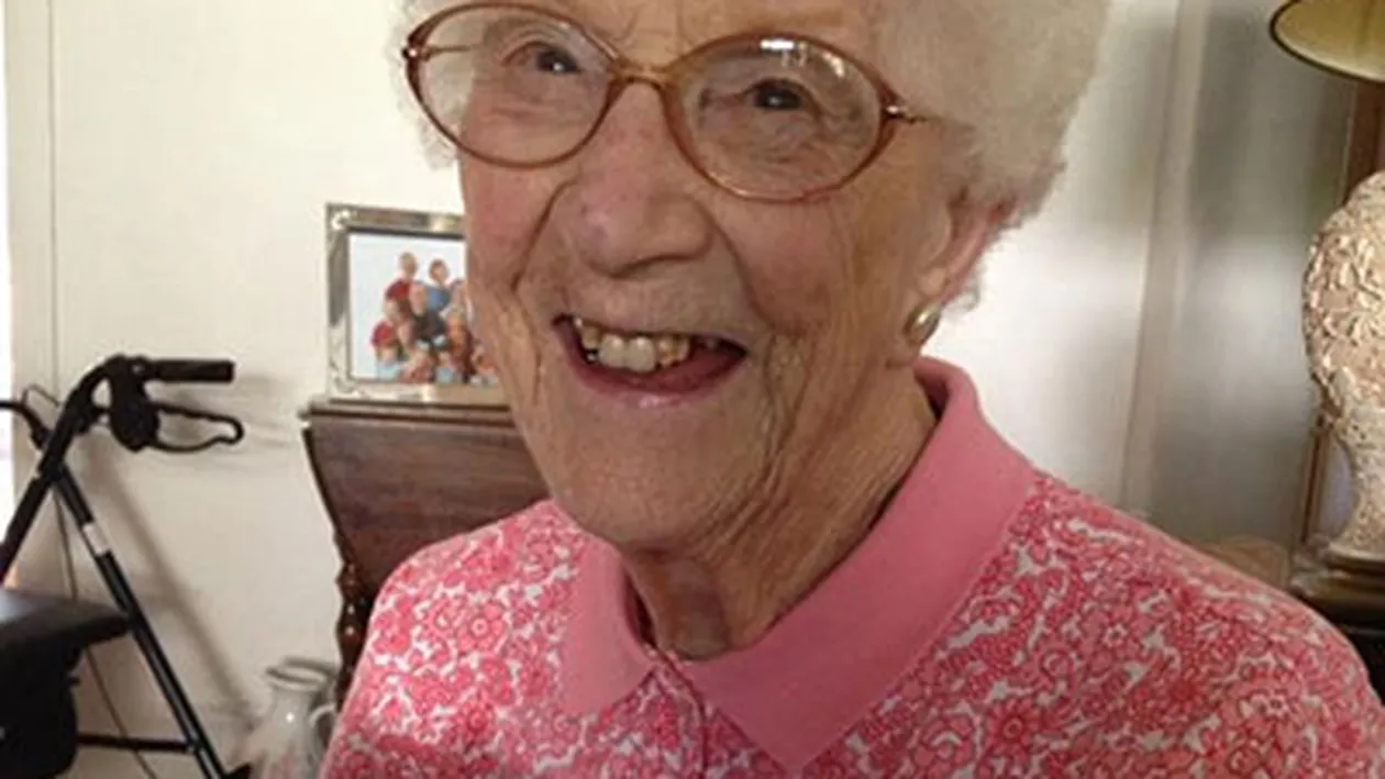 Această femeie e cea mai bătrână utilizatoare Facebook! Data ei de naştere nici nu exista în setările reţelei de socializare