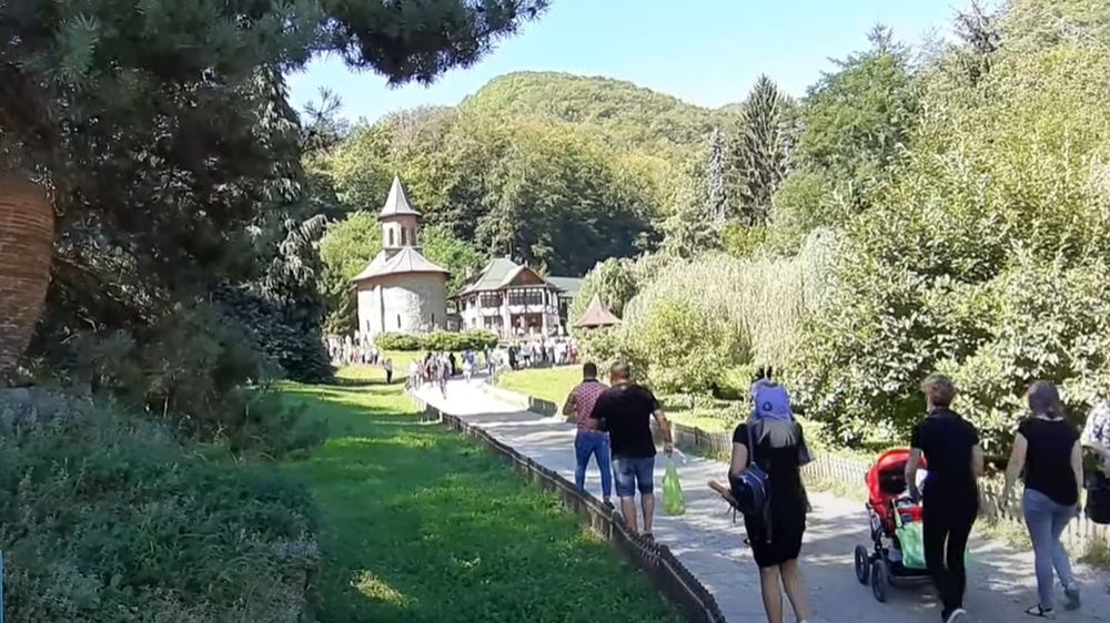 Inconștiență totală! Mii de oameni s-a înghesuit la mormântul lui Arsenie Boca de la Prislop. VIDEO