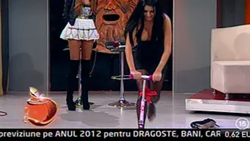 Daniela Crudu a venit cu sanii pe afara la emisiune! Vezi ce i-a adus Mosul pacatoasei!