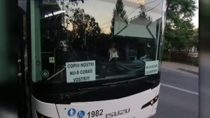 Gestul unui șofer de autobuz din Iași l-ar putea lăsa  fără loc de muncă! Bărbatul a lipit pe maşină afișe antivaccinare