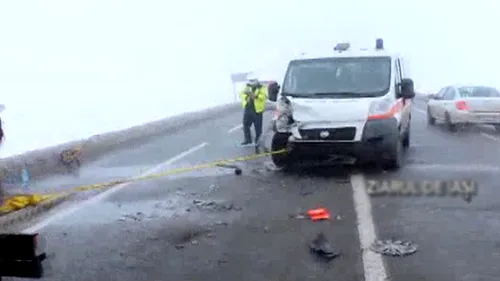 7 persoane au fost rănite după ce un microbuz s-a ciocnit cu un BMW, în Arad!
