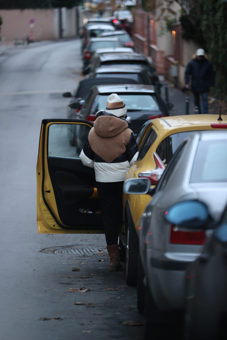 Lavinia Pârva intră în mașină și se pregătește de plecare / (Sursa: CANCAN.RO)