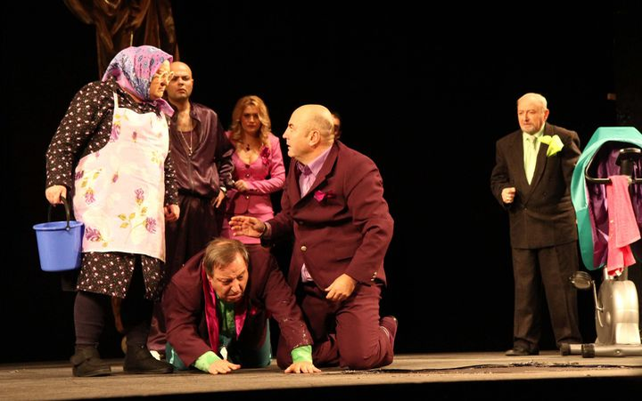 Teatru online în premieră. GÂNDUL.RO și Compania teatrală ”VOUĂ” vă invită să vizionați comedia ”Stăpânul Ciolanului”