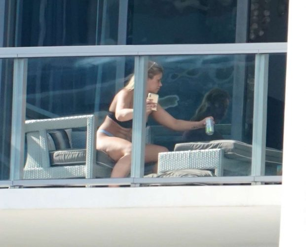 Imaginile momentului în showbiz! Vedeta, fotografiată de paparazzi dezbrăcată la balconul hotelului