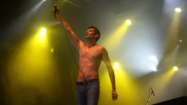 Tudor Chirila, exentric pe scena. S-a dezbracat in timpul unui concert. Vezi reactia publicului cand a ramas cu pieptul gol!