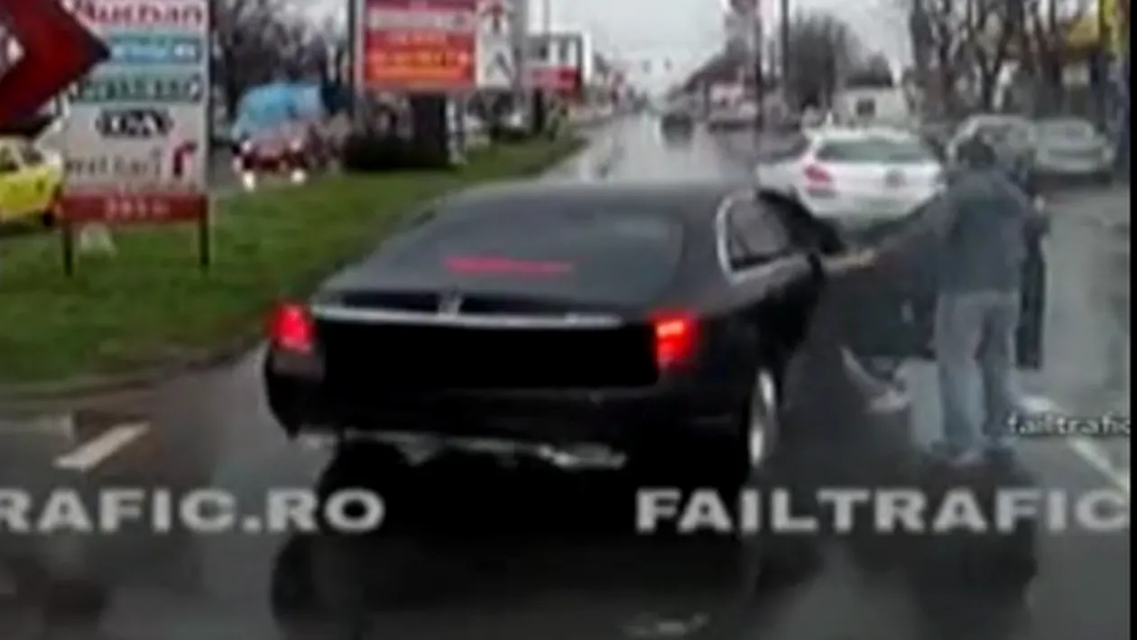 Scene teribile în Bucureşti! O femeie a fost bătută de iubit în maşină VIDEO