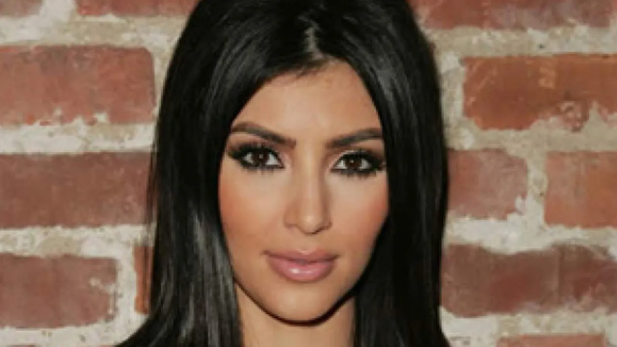 Kim Kardashian le inchide gura cârcotaşilor! Acuzată că mănâncă prea mult, ea şi-a arătat burta de gravidă in toată splendoarea