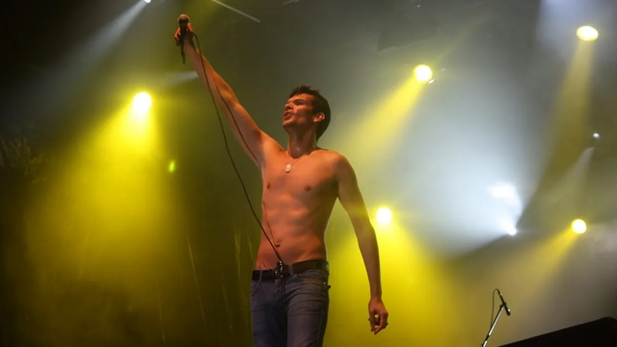 Tudor Chirila, exentric pe scena. S-a dezbracat in timpul unui concert. Vezi reactia publicului cand a ramas cu pieptul gol!