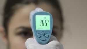 Măsurarea temperaturii la intrarea în supermarket: ”Ați venit toți, așa, o dată... acum hai... treceți!”