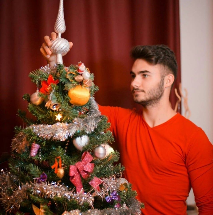 Duhovnicul tânărului care s-a sinucis în Buzău, îngenuncheat de durere! Mesajul cutremurător postat despre Vasile Burtea