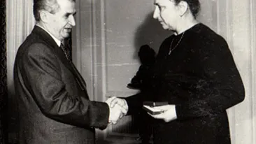 Filmata in timp ce lovea fara mila un bolnav! O persoana din anturajul lui Nicolae Ceausescu, arestata pentru maltratarea unor persoane cu Alzheimer!