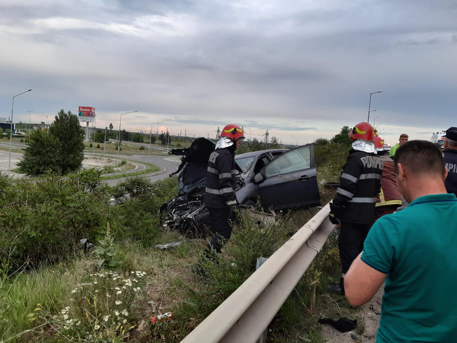 Imagini uluitoare pe DN1! A pierdut controlul mașinii, a rupt parapetul și apoi a intrat într-un stâlp