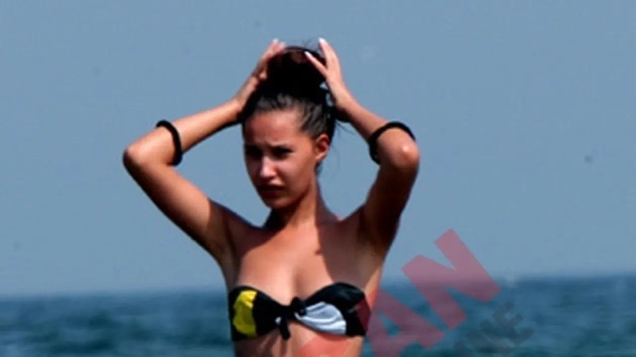 Manechinul Raluca Potecaru a ramas in sanii goi! I-a alunecat sutienul!