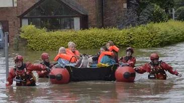 Marea Britanie: Doi morţi şi 800 de case inundate din cauza intemperiilor