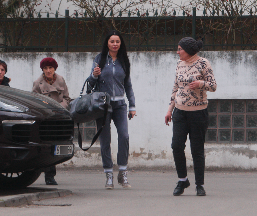 Brigitte s-a îmbrăcat în haine extrem de mulate