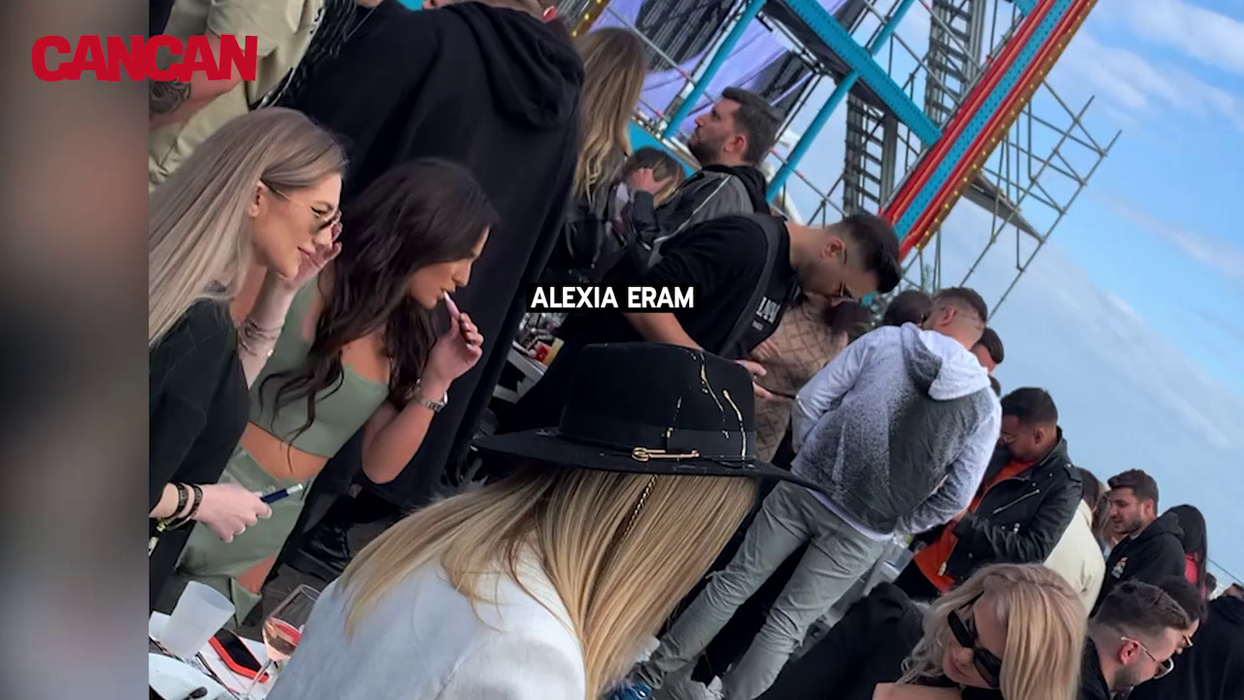 Alexia Eram trage din țigara electronică / (Foto: CANCAN.RO)