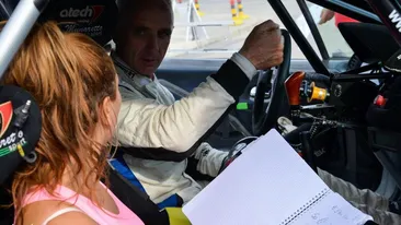 Cel mai sexy copilot din Romania a incurcat butoanele masinii! Vezi cum l-a facut pe vicecampionul mondial sa rada in hohote