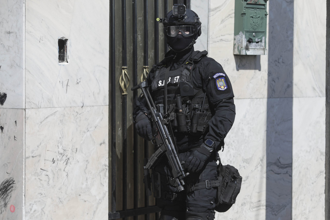 Polițiștii au făcut percheziții ample (Foto: Inquam Photos/Octav Ganea)