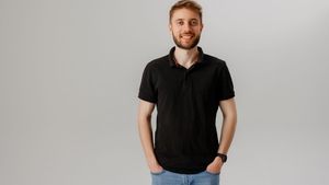 (P) Tricourile polo: Cum să le asortezi cu pantaloni chinos pentru un look echilibrat și actual