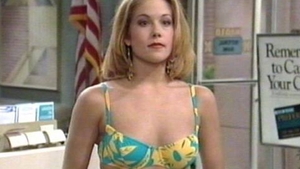 O mai tii minte pe "Kelly Bundy"? Iata cum arata actrita acum, la 43 de ani! N-o mai recunosti!