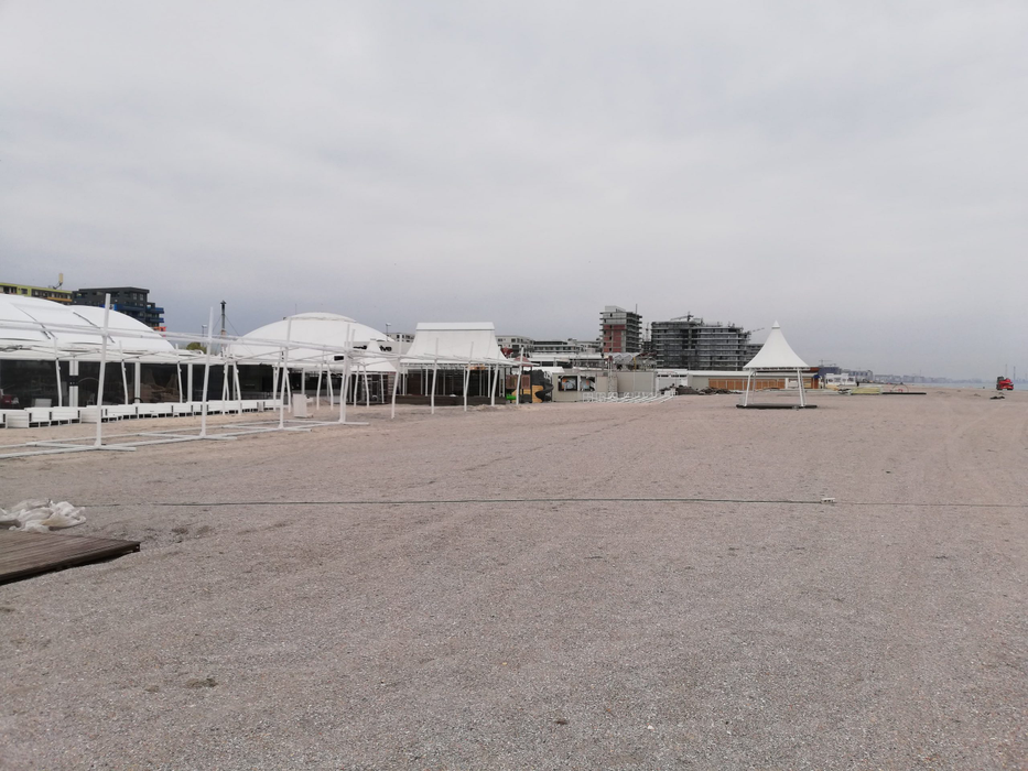 Cât de mult s-a lărgit plaja de la Mamaia! Imaginile spun totul: abia se vede marea