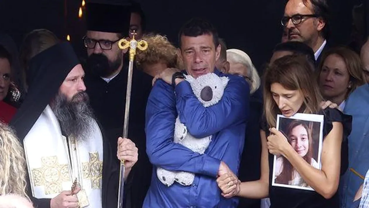 Imaginile durerii! Antrenorul de la SCM Zalău strânge în braţe un ursuleţ de pluş la înmormântarea fiicei sale