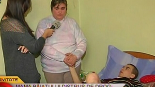 VIDEO SOCANT! Baiatul distrus de drogul Crocodil! A paralizat si are doar 30 de kilograme!