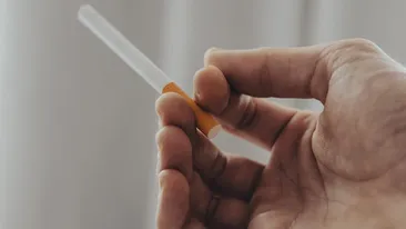 ULTIMA ORĂ! Primul oraș din țară în care fumatul în parcuri și stații de autobuz va fi interzis