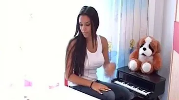 I-au iesit sanii din bluza! Fiica lui Adi Minune a lasat sa se vada TOT in timpul unui concert!