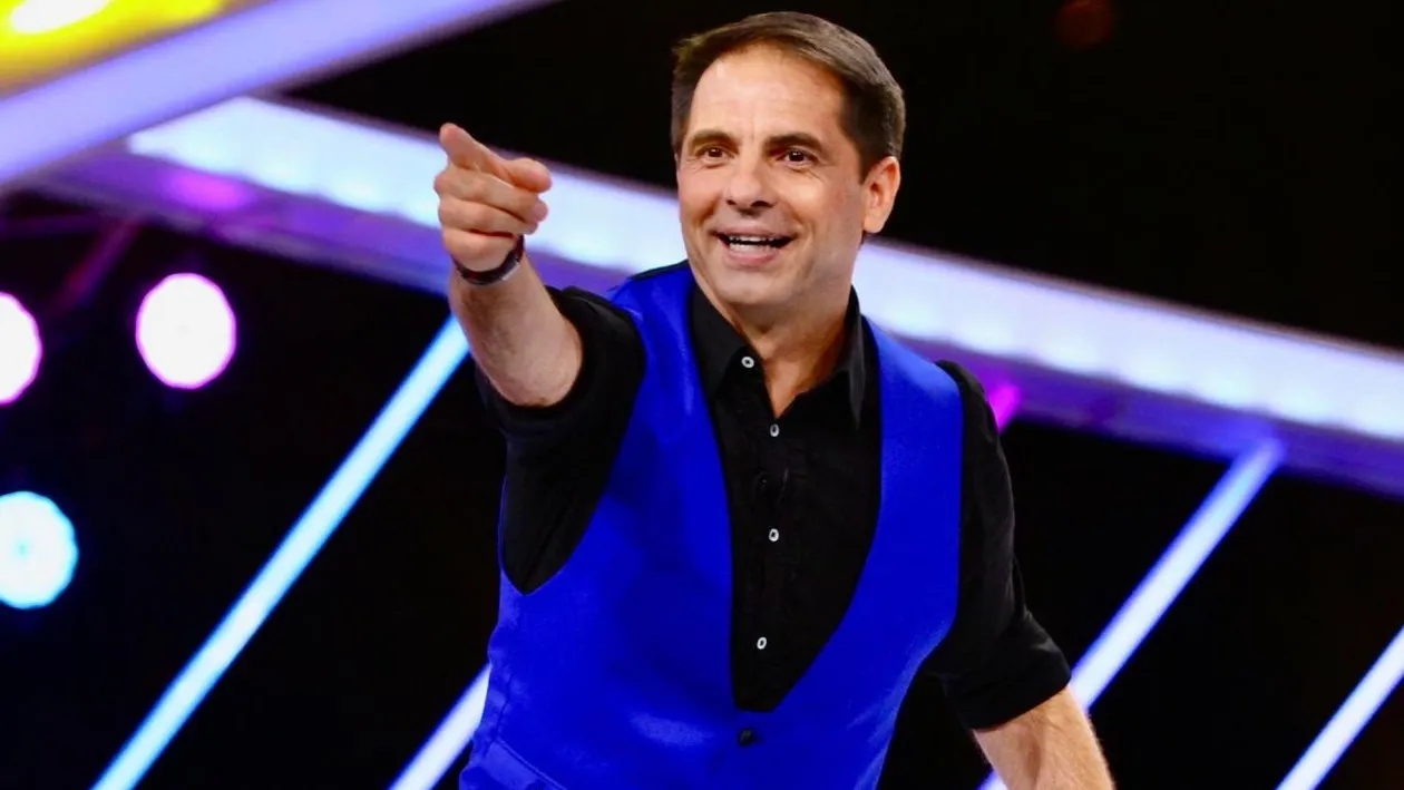 Imagini de senzație cu Dan Negru! Cum arăta celebrul prezentator la Revelionul din 2001 vs 2021