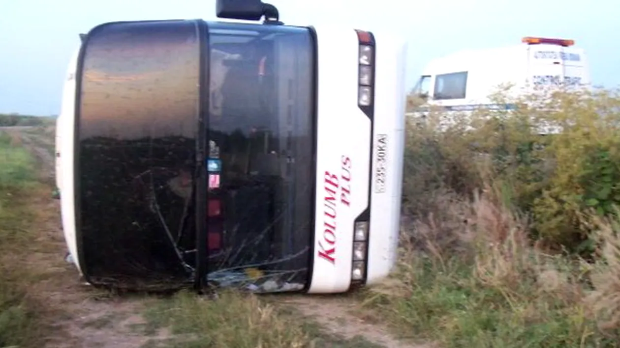 Un autocar in care se aflau 35 de oameni s-a rasturnat in judetul Neamt! 7 oameni au ajuns la spital