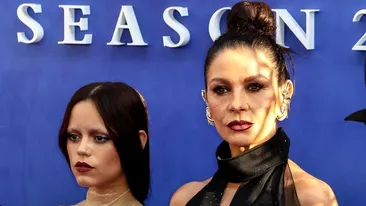 Catherine Zeta-Jones a eclipsat-o pe Jenna Ortega la premiera sezonului 2 din Wednesday! Rochia ei e demnă de Morticia