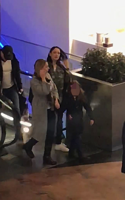 Andreea și-a ”fluturat” părul  ca o adolescentă
