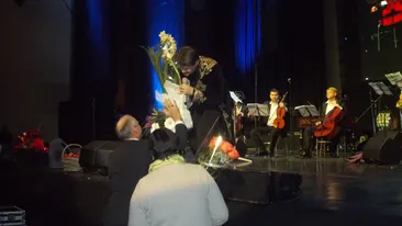 Fenomenul Fuego. A facut baie de multime si a primit sute de buchete de flori. Vezi aici imagini incredibile