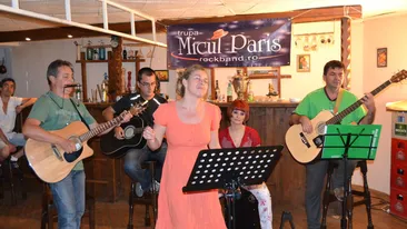 O noua trupa romaneasca a gasit cheia succesului spre un public numeros. Micul Paris repeta in locuri... publice