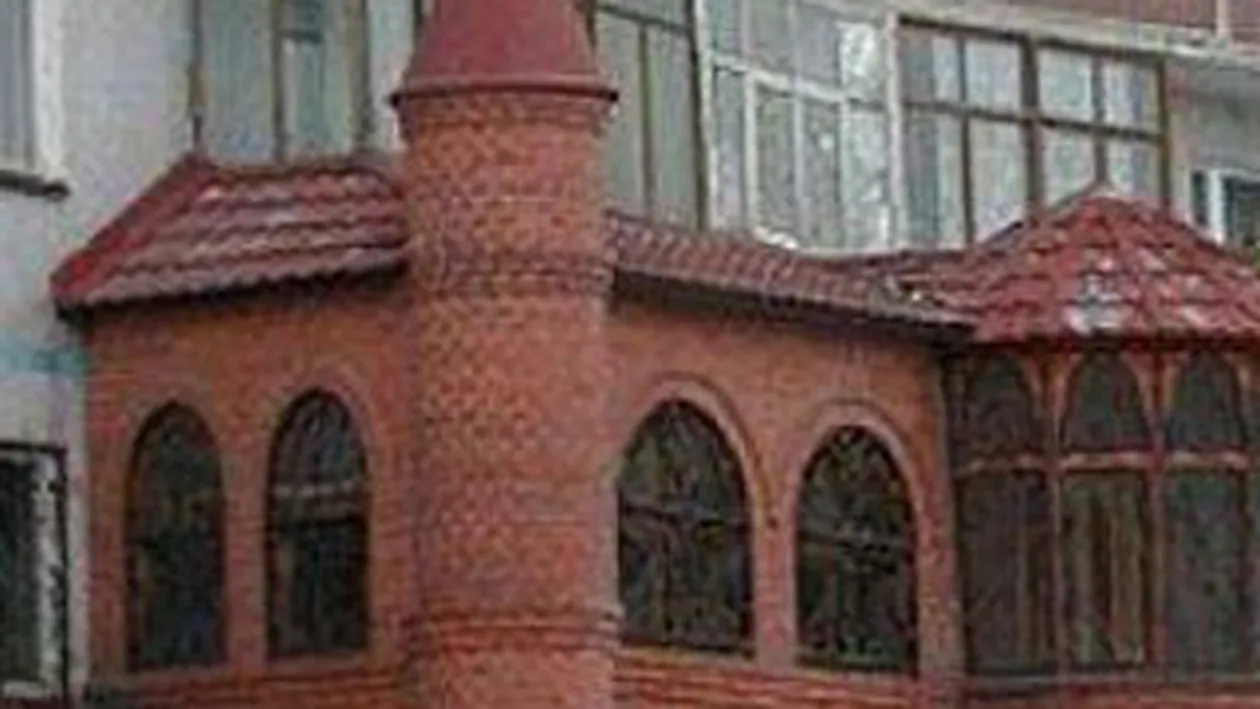 Harry Potter a mutat Hogwarts la oras! Vezi cum un palat din caramida a aparut peste noapte in loc de balconul unui apartament de la bloc!