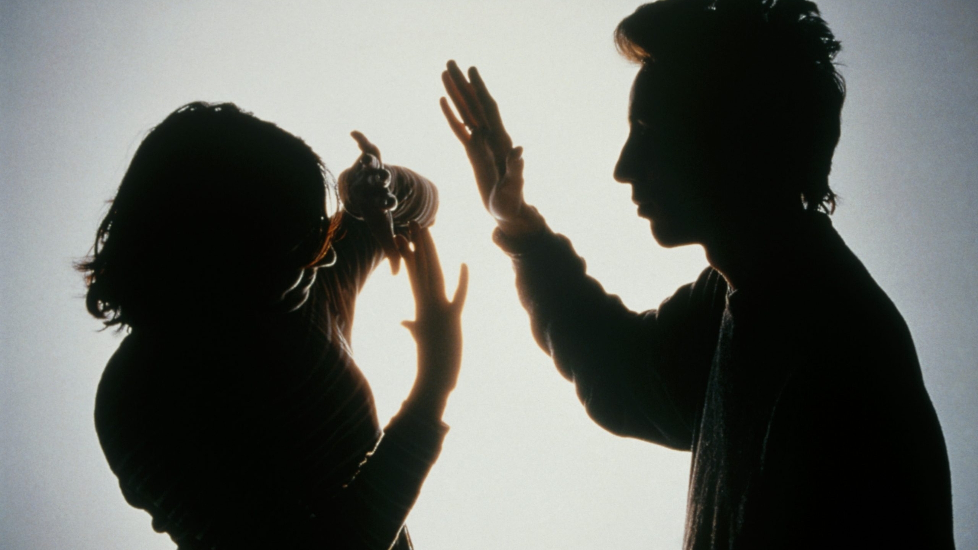 O tânără de 19 ani a refuzat să facă amor cu soțul său de 51 de ani. Bărbatul a început să o lovească, dar apoi numai el a avut de suferit. Totul s-a năruit într-o clipă