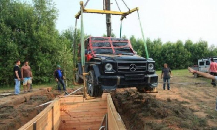 Au descoperit un Mercedes-Benz G-Class îngropat în pământ în Rusia. Ce s-a întâmplat după ce oamenii au verificat bolidul