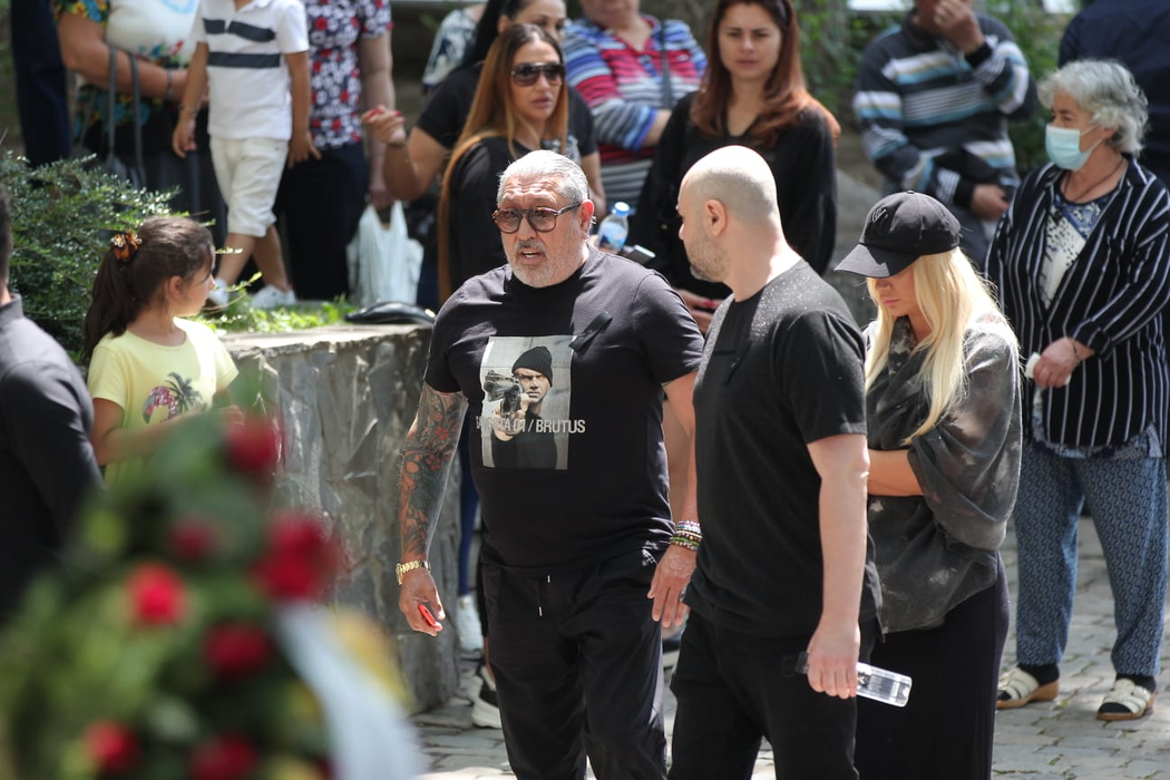 Serghei Mizil, apariţie inedită la înmormântarea lui Costin Mărculescu. Ce mesaj avea scris pe tricou