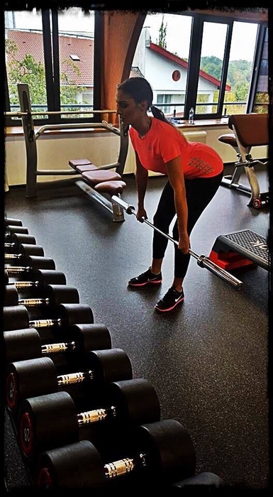 Amalia se întreţine la sala de fitness.