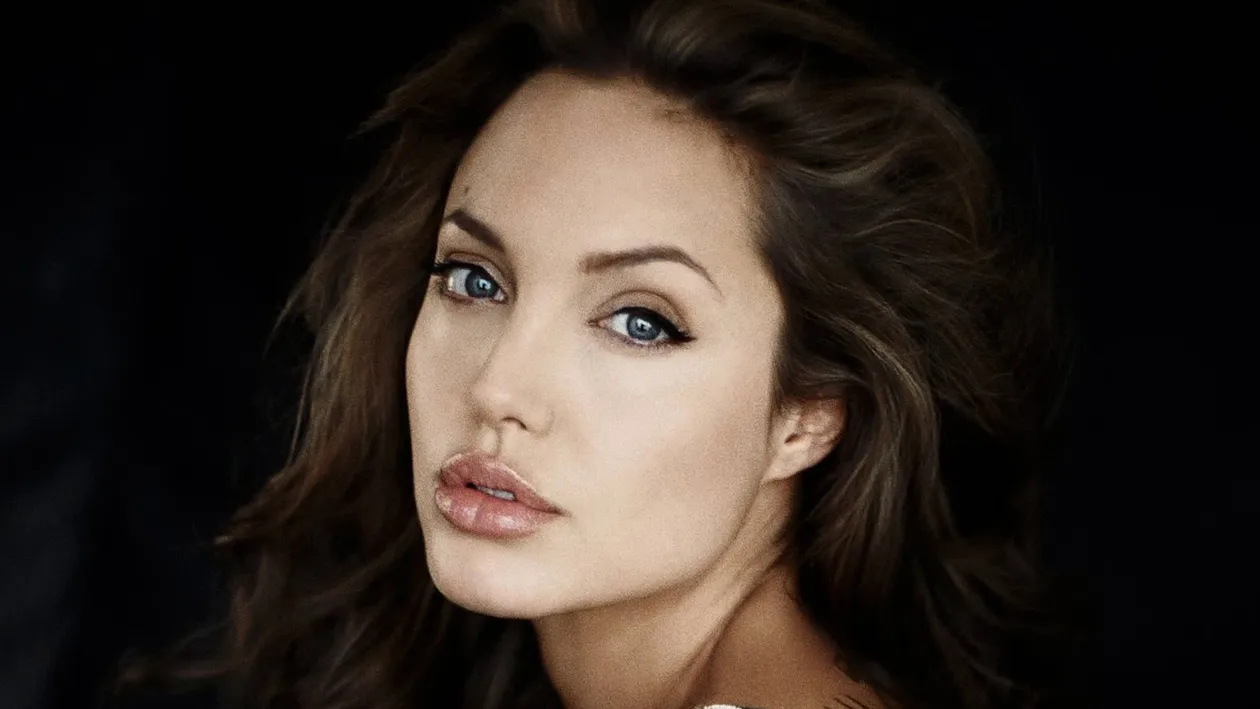 Angelina Jolie a vorbit despre cum decurge viaţa sa după divorţul de Brad Pitt. Important e să plâng în duş, nu în faţa copiilor!