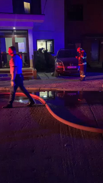 Florin Salam, la câțiva metri de incendiul care a acaparat un penthouse din Sectorul 1 / Foto: CANCAN.RO