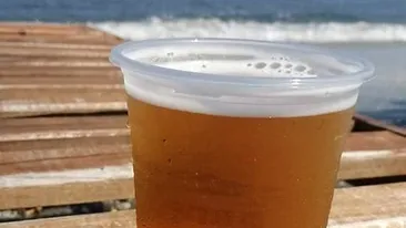 E pe bune! Câți lei a ajuns să coste o bere la pahar de plastic, pe plajă în Mamaia