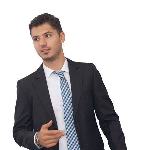 Cătălin Tomată se simte ca peștele-n apă când  prezintă costume