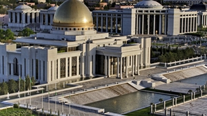 Presedintele Turkmenistanului le-a ordonat tuturor functionarilor sa-si ia concediu si sa mearga in statiunile balneare!