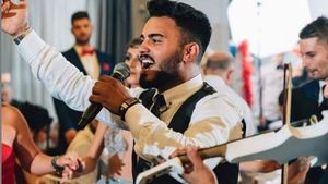 Șoc la un concert al lui Jador! O femeie i-a spart buza starului de la Kanal D