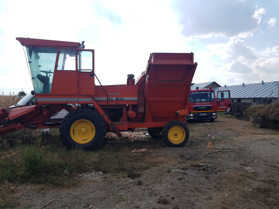 La un pas de tragedie! Un bărbat din Giugiu și-a prins mâna într-un utilaj agricol