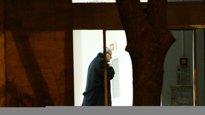 Nu ai sa ghicesti ce poate sa faca Nelu Ploiesteanu in holul unui hotel din Capitala! Imagini de senzatie cu artistul!
