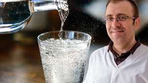 Apă minerală sau apă plată? Doctorul Adrian Copcea spune cât de nociv este gazul din băuturile carbogazoase, de fapt