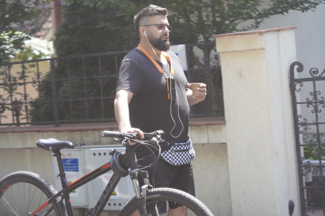 Edi Stancu își trage sufletul, după o cursă cu bicicleta (Foto: CANCAN.RO)